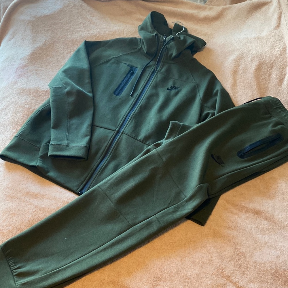 Brand New NIKE FLEECE Tech SET SZ LG